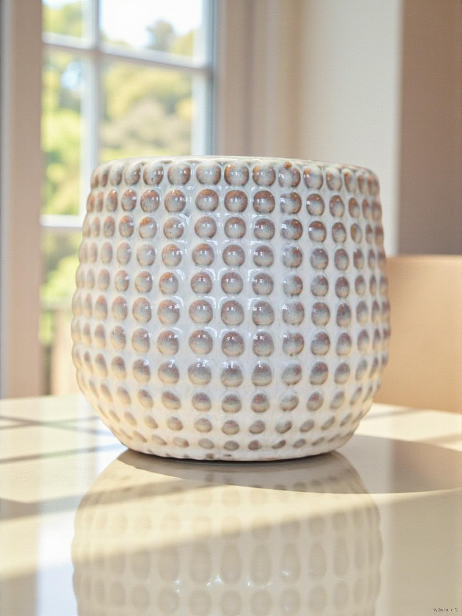 Hrbolkatý bílý květináč