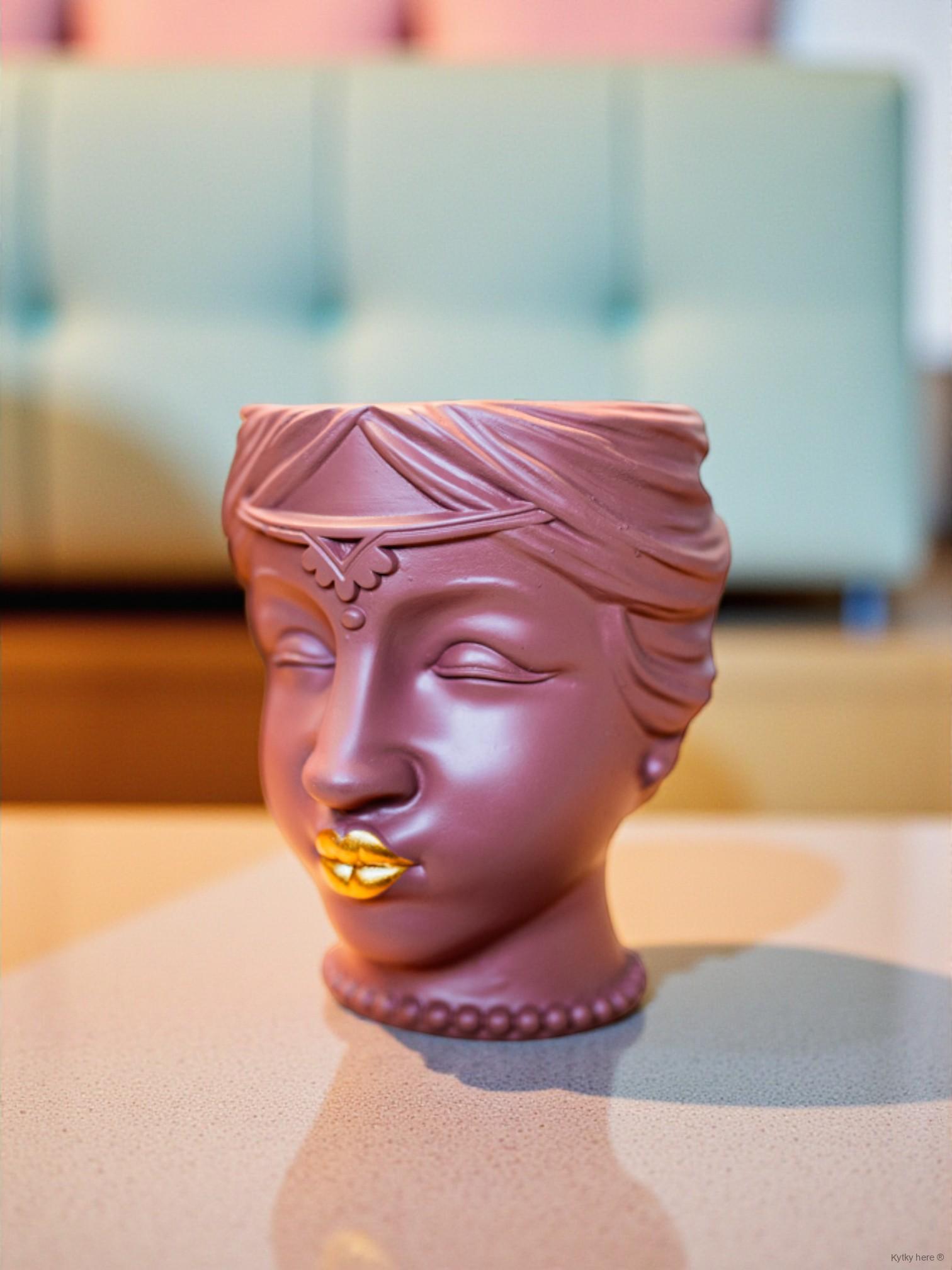 Květináč dáma s drdolem 