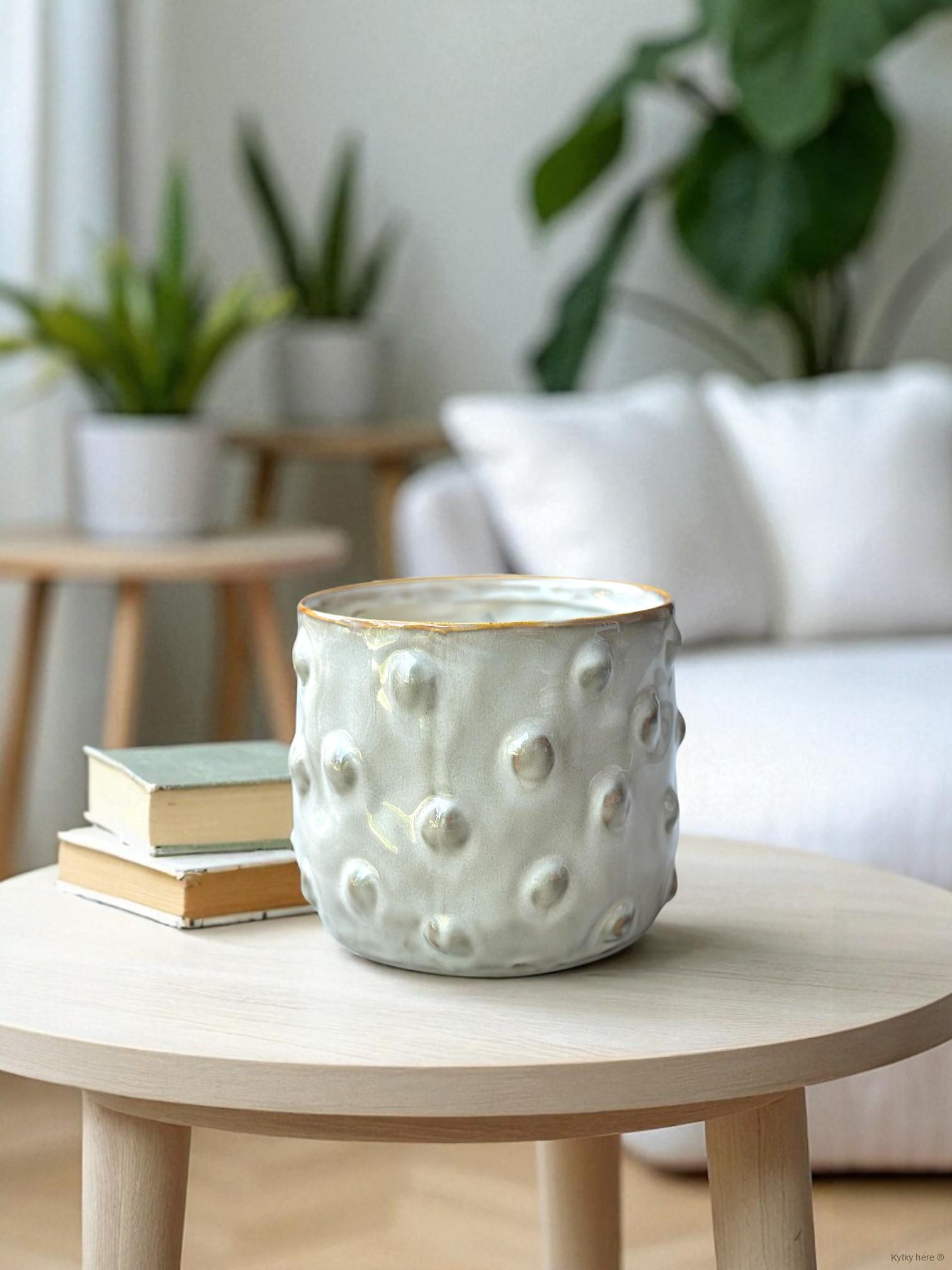 Bílý květináč s hrbolky