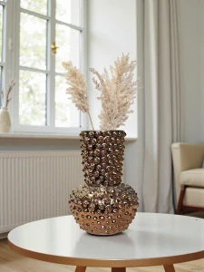 Bronzová váza s bodlinkami