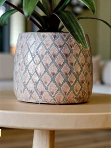 Růžový obal s geometrickým vzorem