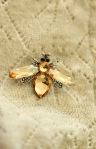 Zlatá včelí brož