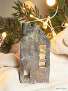 Pozlacený domeček z betonu