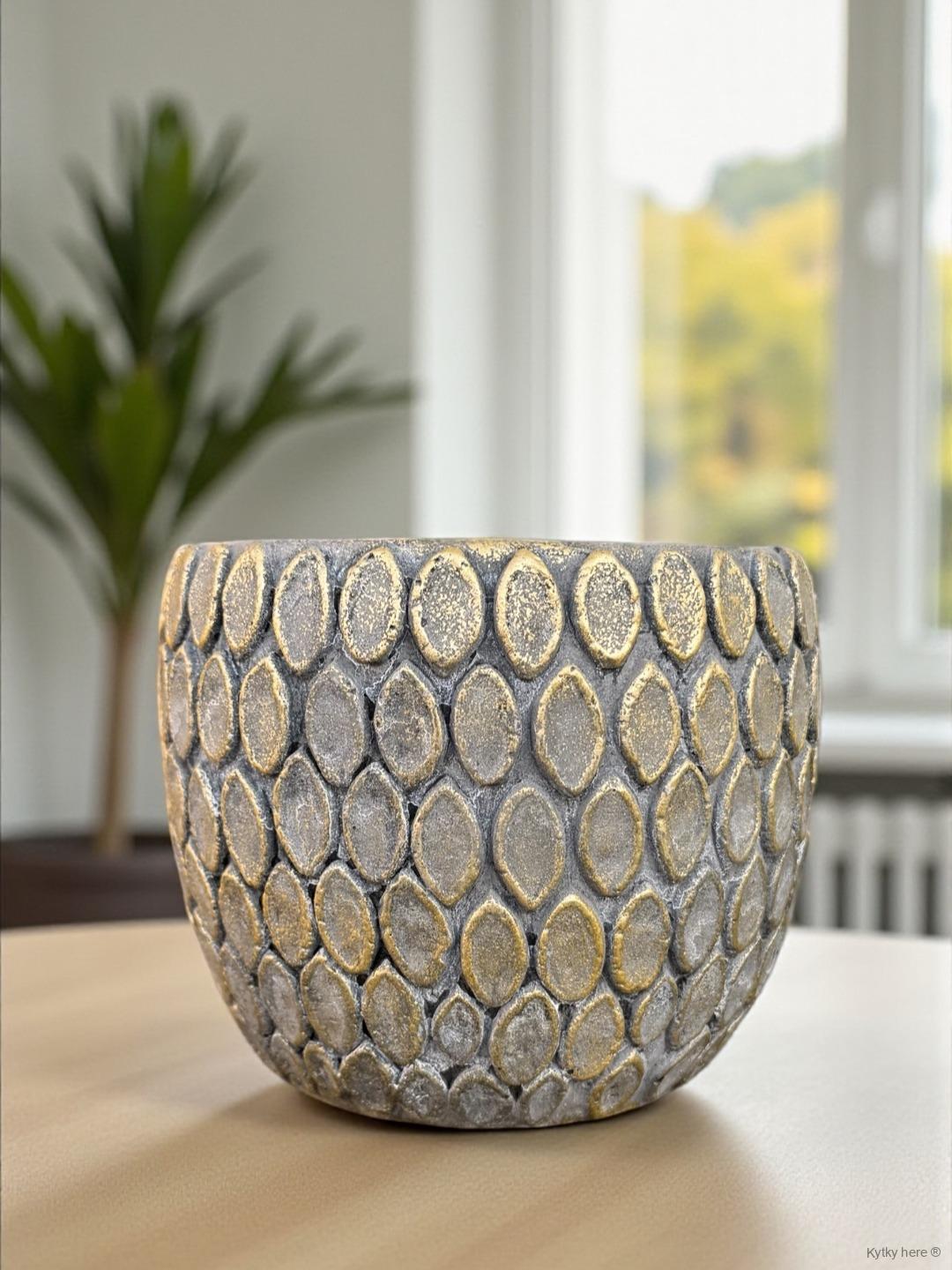 Betonový obal se zlatou patinou