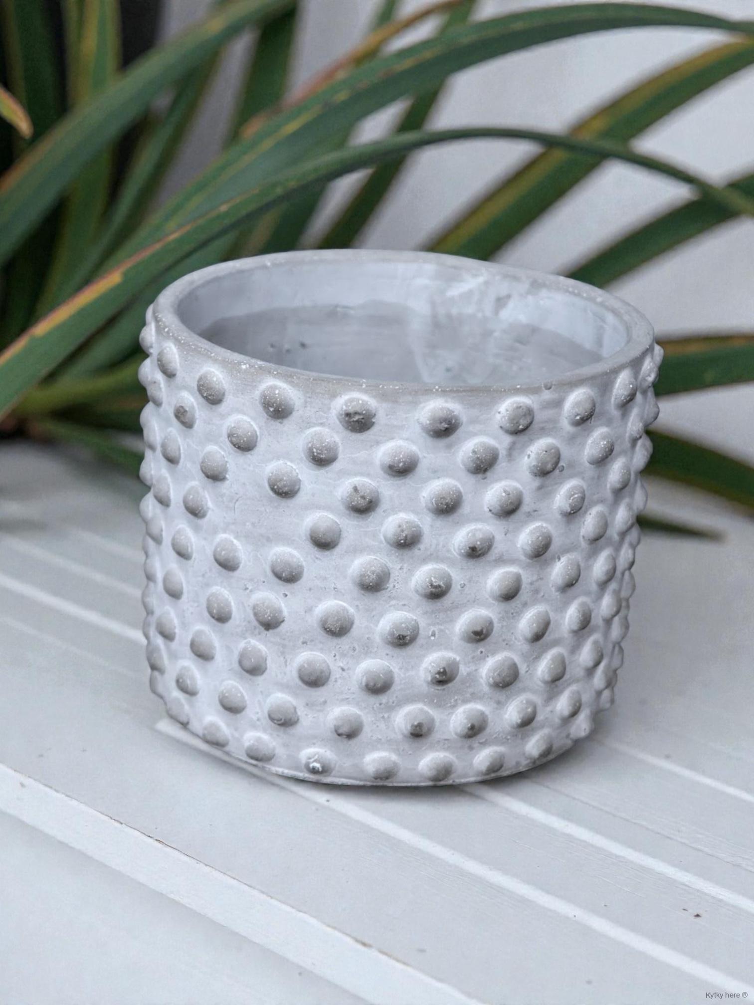 Betonový obal s puntíky