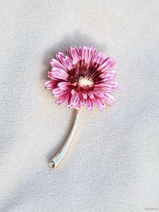 Sedmikrásková brož