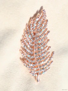 Brož ve tvaru pírka