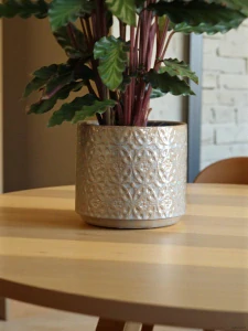 Kameninový obal na květináč s ornamenty