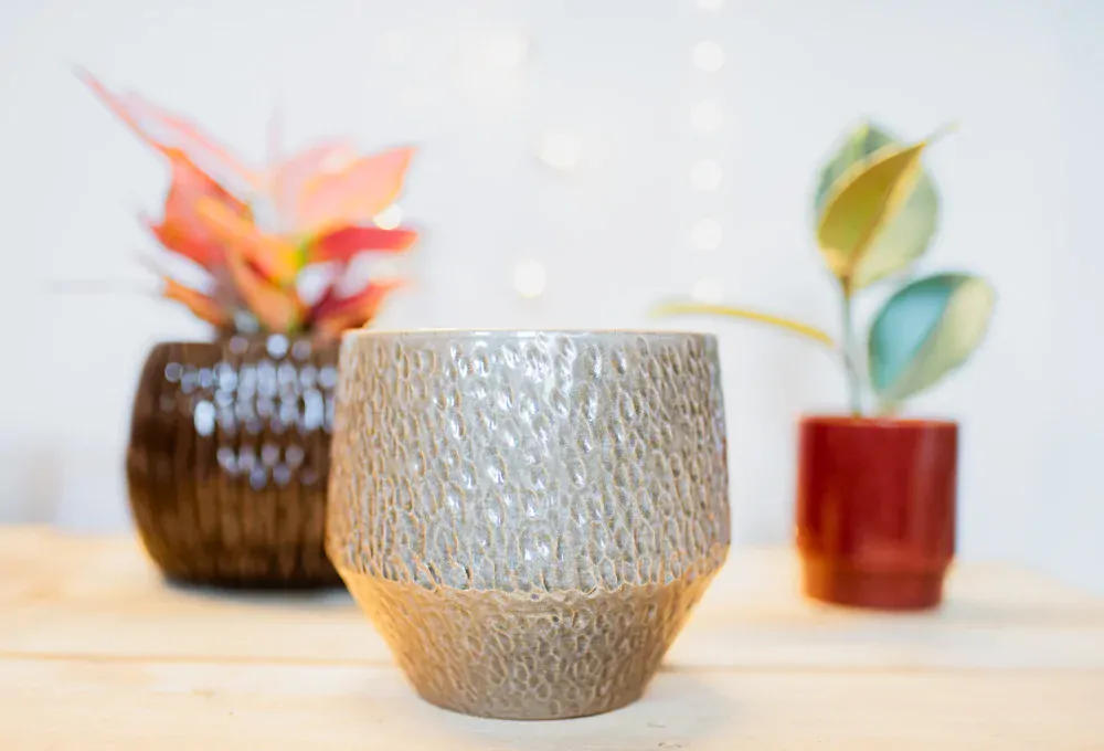 Béžový květináč s důlky